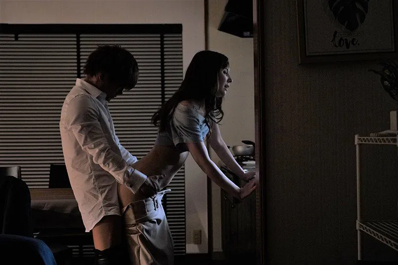 Tiền bối đi làm ăn, cậu nhân viên đến nhà đụ vợ yêu ông ấy