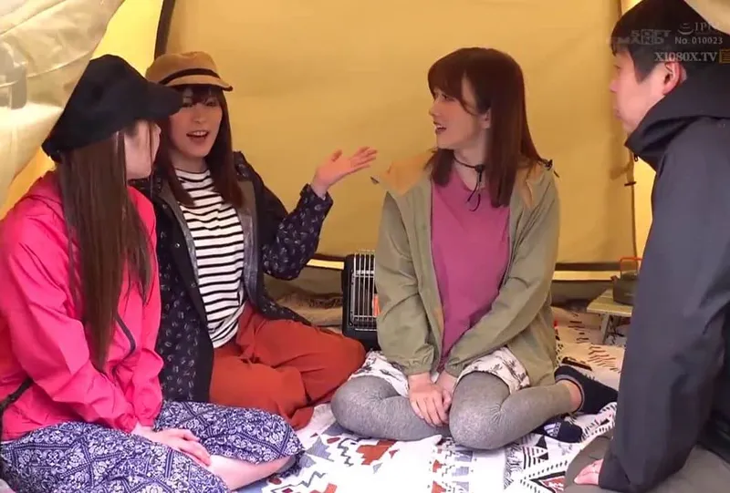 Chuyện lạ đời, anh xã thay vợ đi cắm trại với mấy cô bạn của vợ yêu ở khu phố…