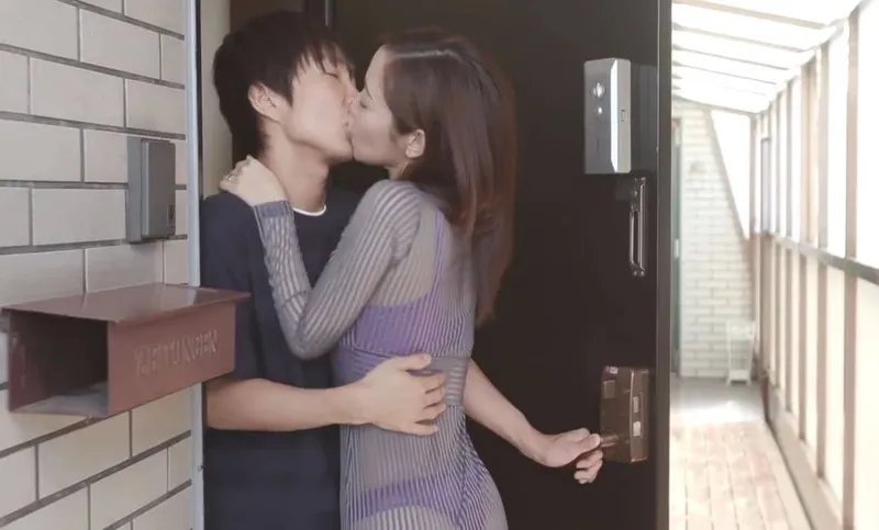 Người phụ nữ hàng xóm với chiếc quần lót lọt khe và cậu nhóc gần nhà may mắn