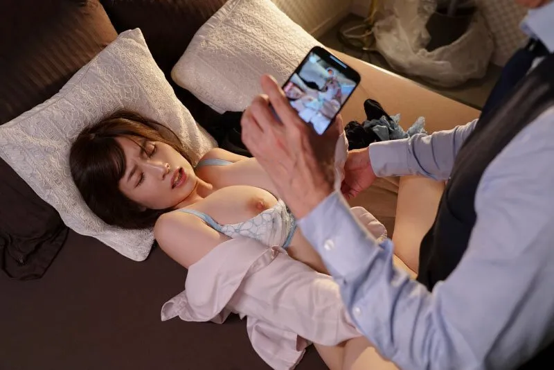 Tiền bối chuốc thuốc em thư ký bắt nện cả đêm khi đi công việc xa