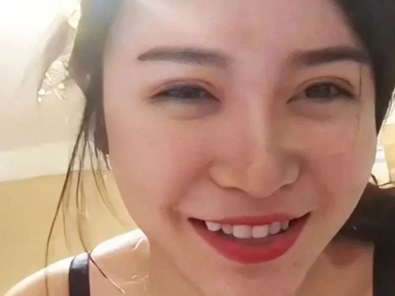 Dì cháu lâu lâu mới gặp nhau đi ăn mà cháu bắt mút chim ăn chuối